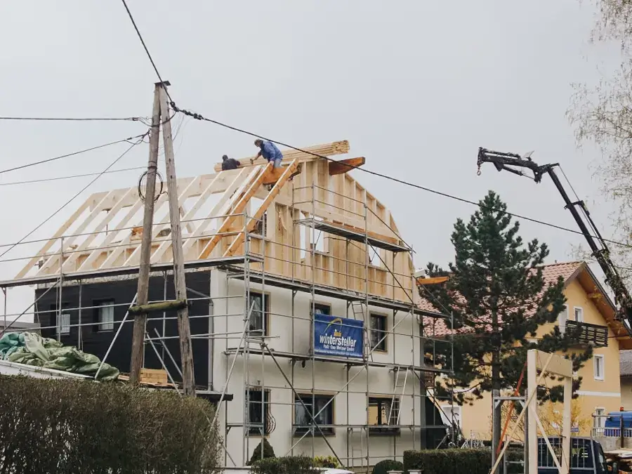 Baustelle mit neuem Dach nach Aufstockung – RM Holzbau schafft zusätzlichen Wohnraum