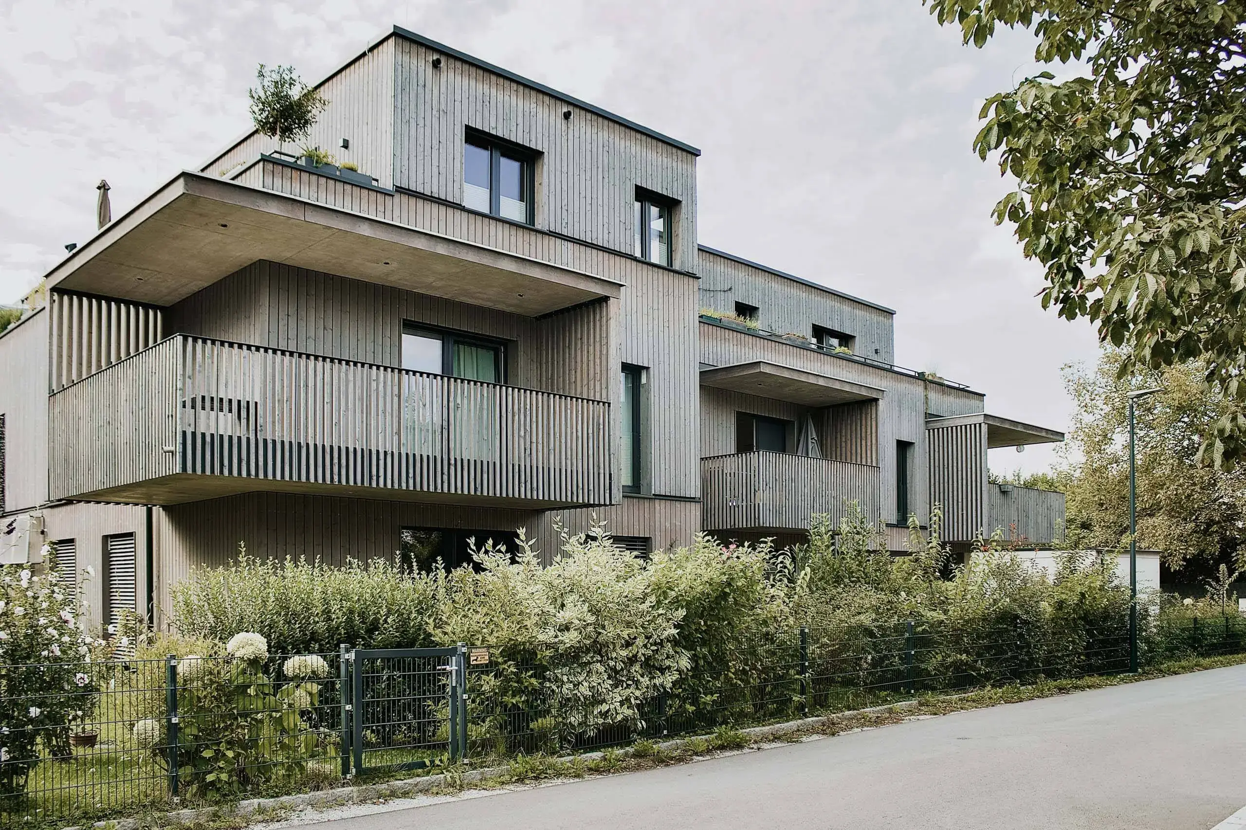 aufstockung-mit-holzfassade-rm-holzbau