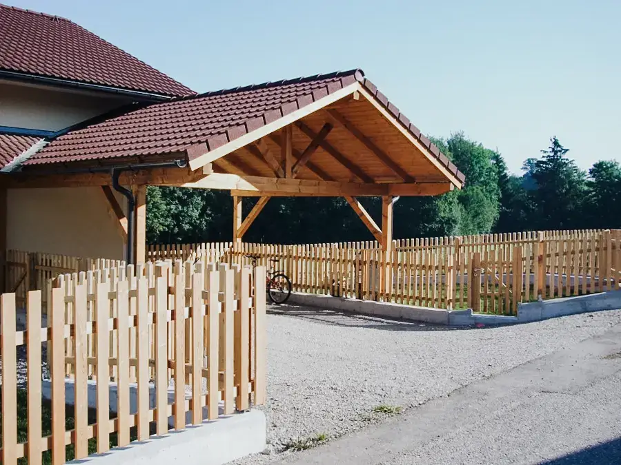 Carport in Henndorf mit integriertem Holzzaun – stilvolle Überdachung von RM Holzbau