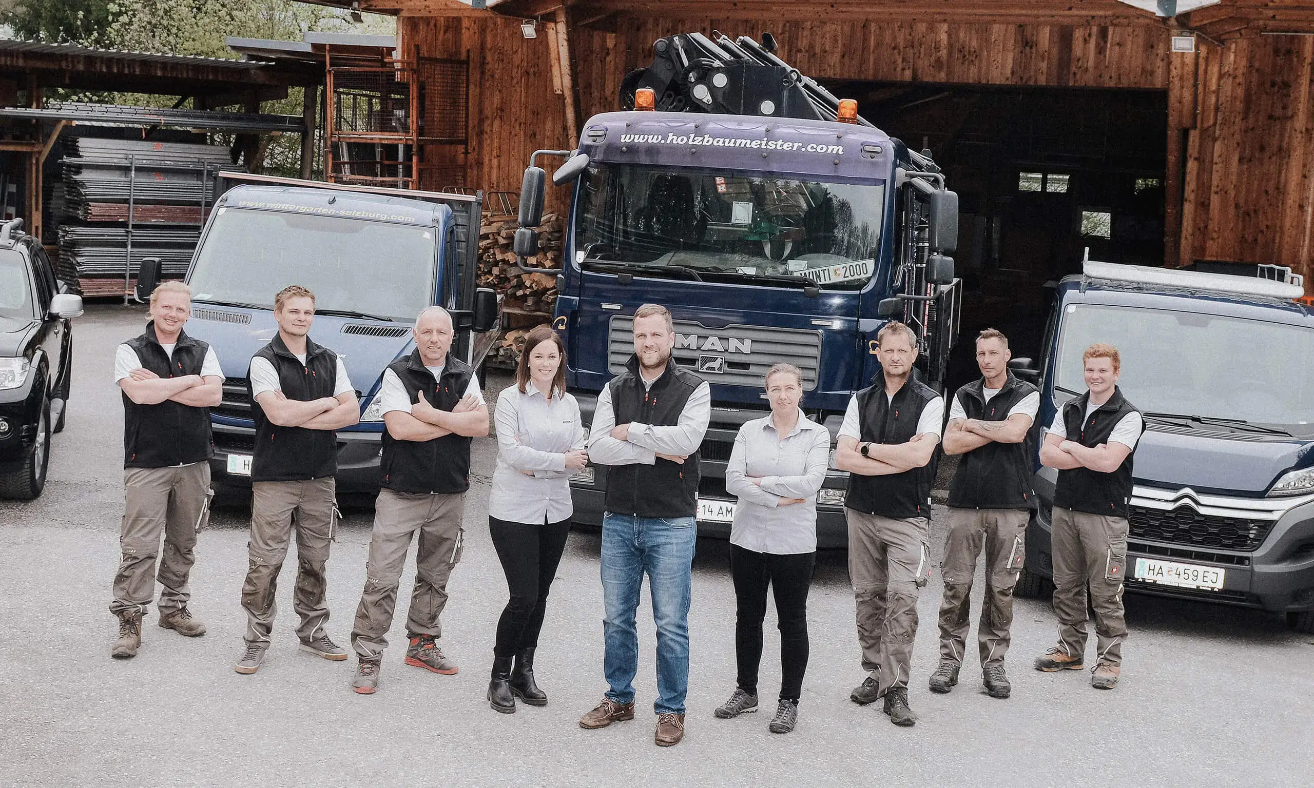Das Team von RM Holzbau vor dem firmeneigenen Fuhrpark in Puch bei Hallein
