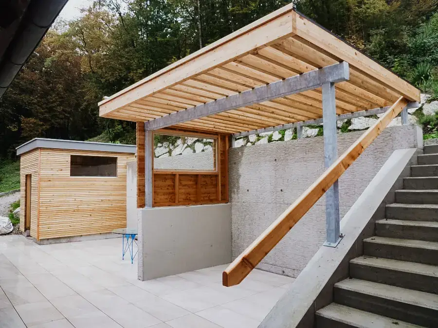 Überdachung im Garten für einen geschützten Essbereich – natürlich gestaltet von RM Holzbau