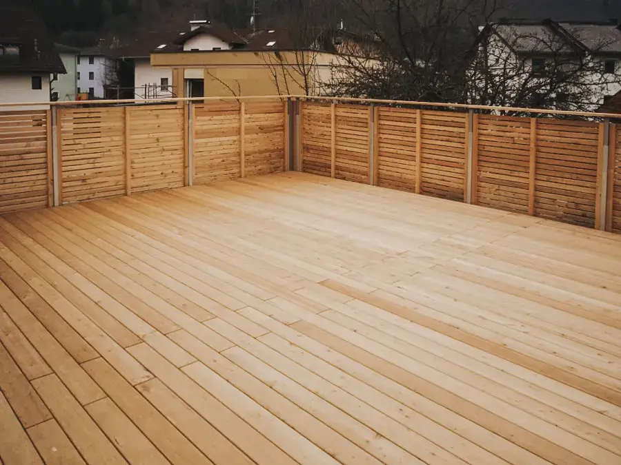 Großzügige Holzterrasse als Erweiterung des Wohnraums – gefertigt von RM Holzbau