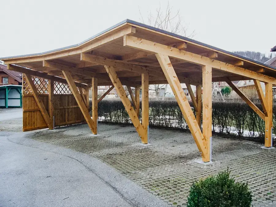 Großes Carport mit schrägem Dach für drei Fahrzeuge – funktionale Holzüberdachung von RM Holzbau
