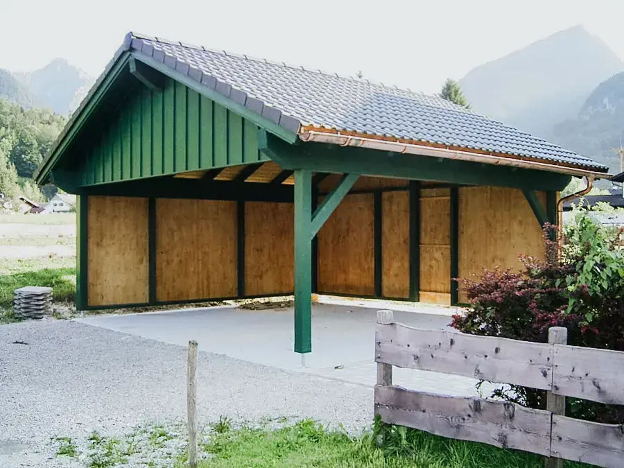 Grünes Carport in Strobl am Wolfgangsee – individuelle Holzlösung von RM Holzbau