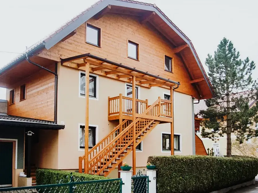 Holzaufstockung mit außenliegender Holztreppe – moderne Erweiterung durch RM Holzbau