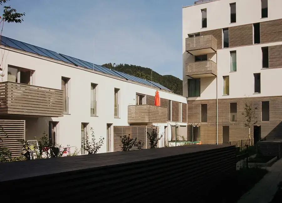 Moderner Holzbalkon an einer Wohnanlage – stilvolle Balkongestaltung von RM Holzbau