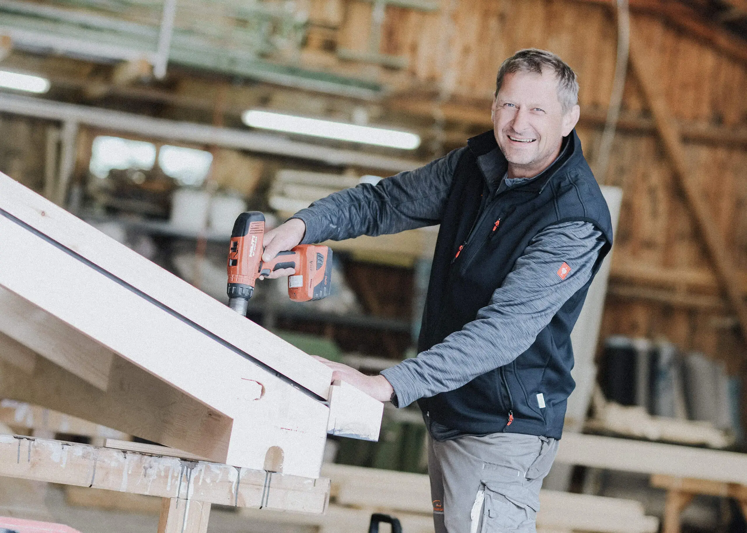 Mitarbeiter von RM Holzbau bei der Bearbeitung eines Holzdachs