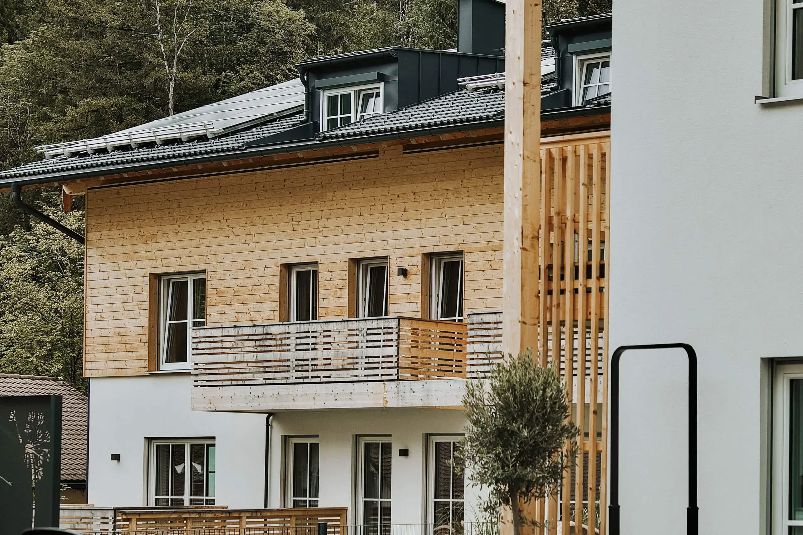 holzfassade-mit-balkonen-rm-holzbau