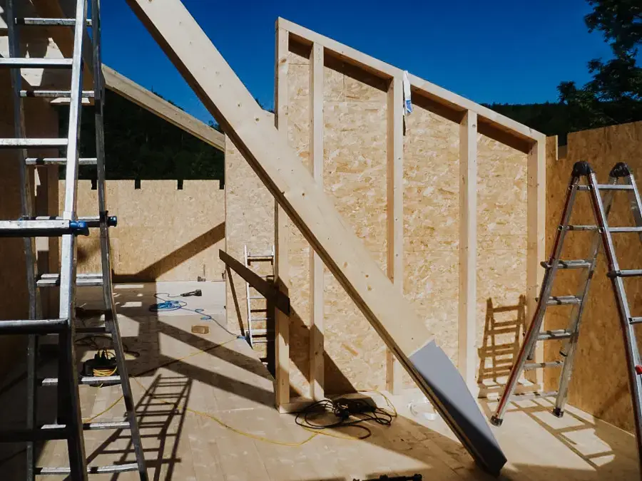 Innenansicht eines Holzhauses im Obergeschoss – Dachschräge während des Aufbaus durch RM Holzbau