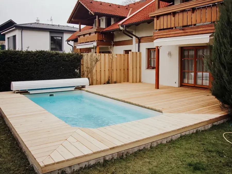 Großzügige Holzterrasse mit integriertem Pool – moderne Gartengestaltung von RM Holzbau