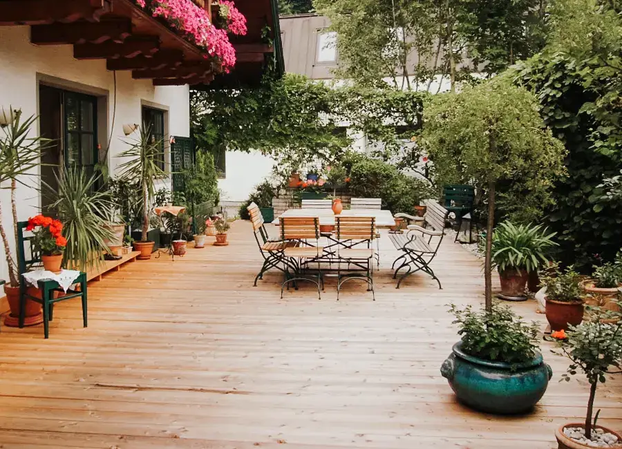 Große Holzterrasse im Garten eines traditionellen Hauses – naturnah gestaltet von RM Holzbau