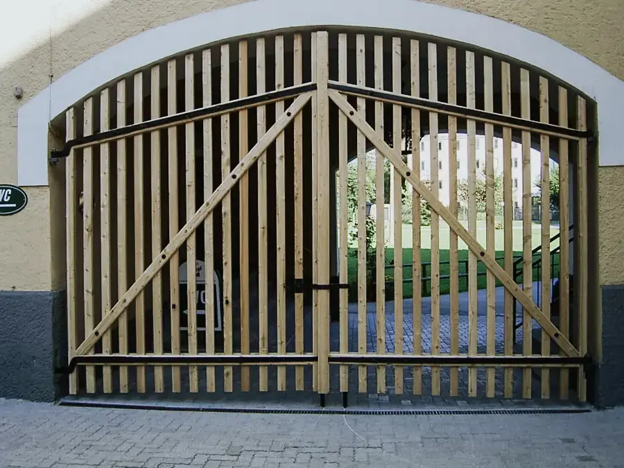 Massives Holztor für die Stiegl Brauerei – umgesetzt von RM Holzbau
