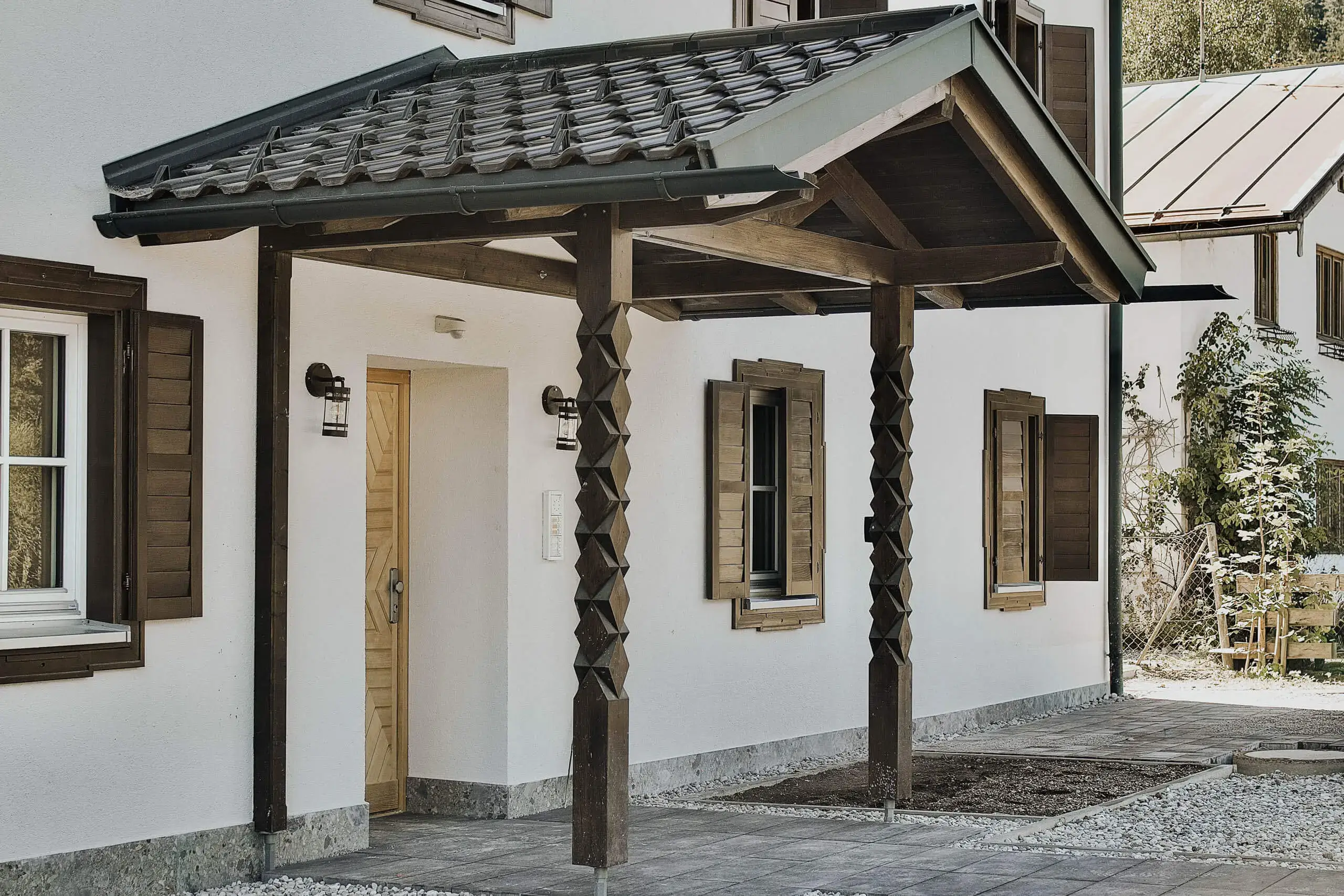 Holzüberdachung von RM Holzbau mit detailstarken Akzenten und stabiler Konstruktion.