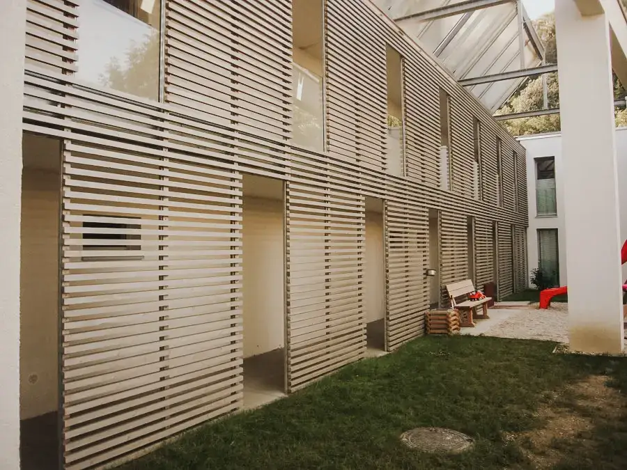 Moderne offene Holzfassade mit Querbalken bei einem Neubau von RM Holzbau