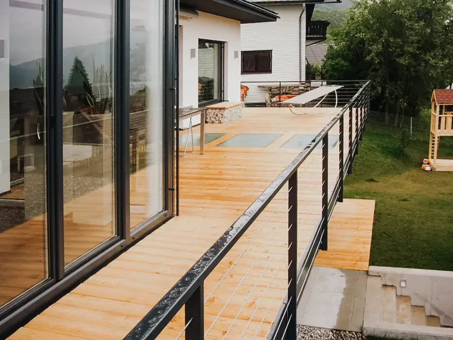 Moderne, erhöhte Holzterrasse mit integrierten Sichtfenstern – innovative Lösung von RM Holzbau