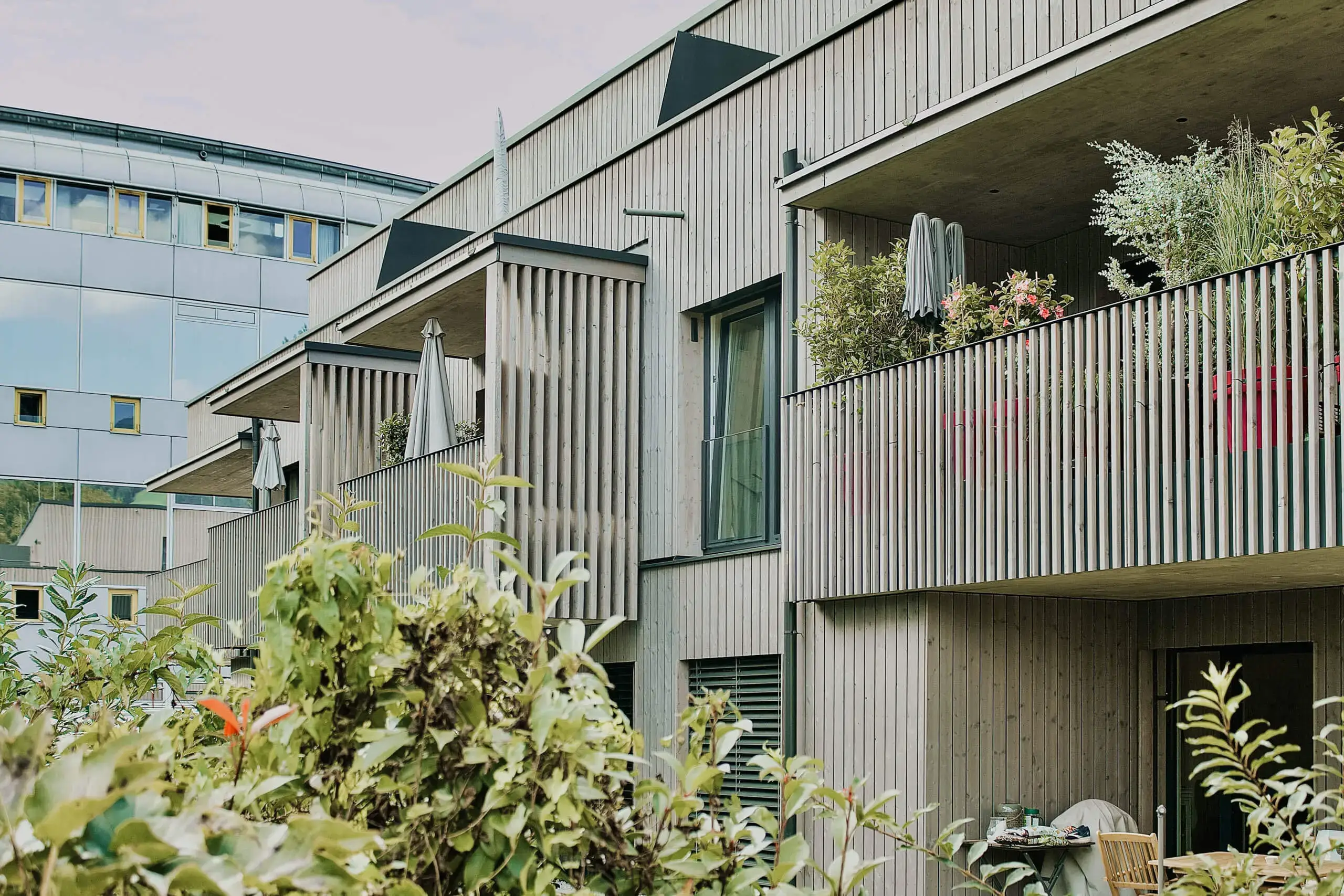 moderner-holz-balkon-rm-holzbau