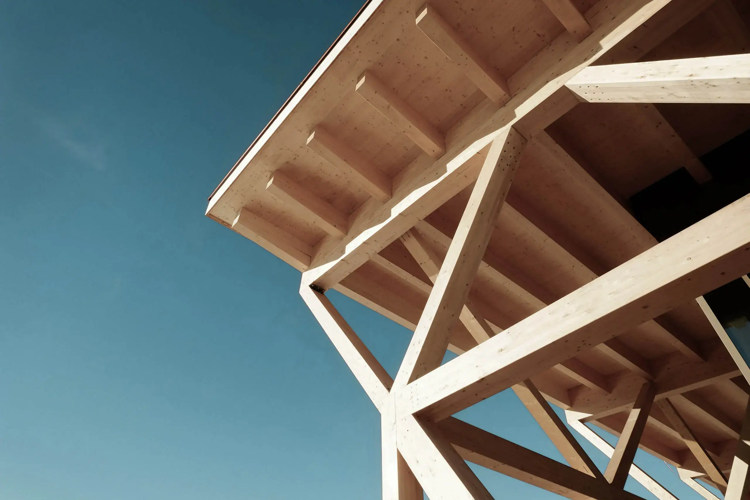 Detailaufnahme eines hochwertig ausgeführten Holzdachs von RM Holzbau