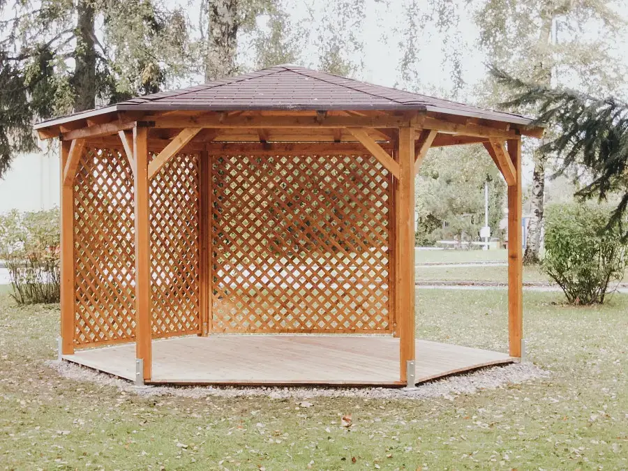 Seitlich offener Raucherpavillon aus Holz, gefertigt von RM Holzbau