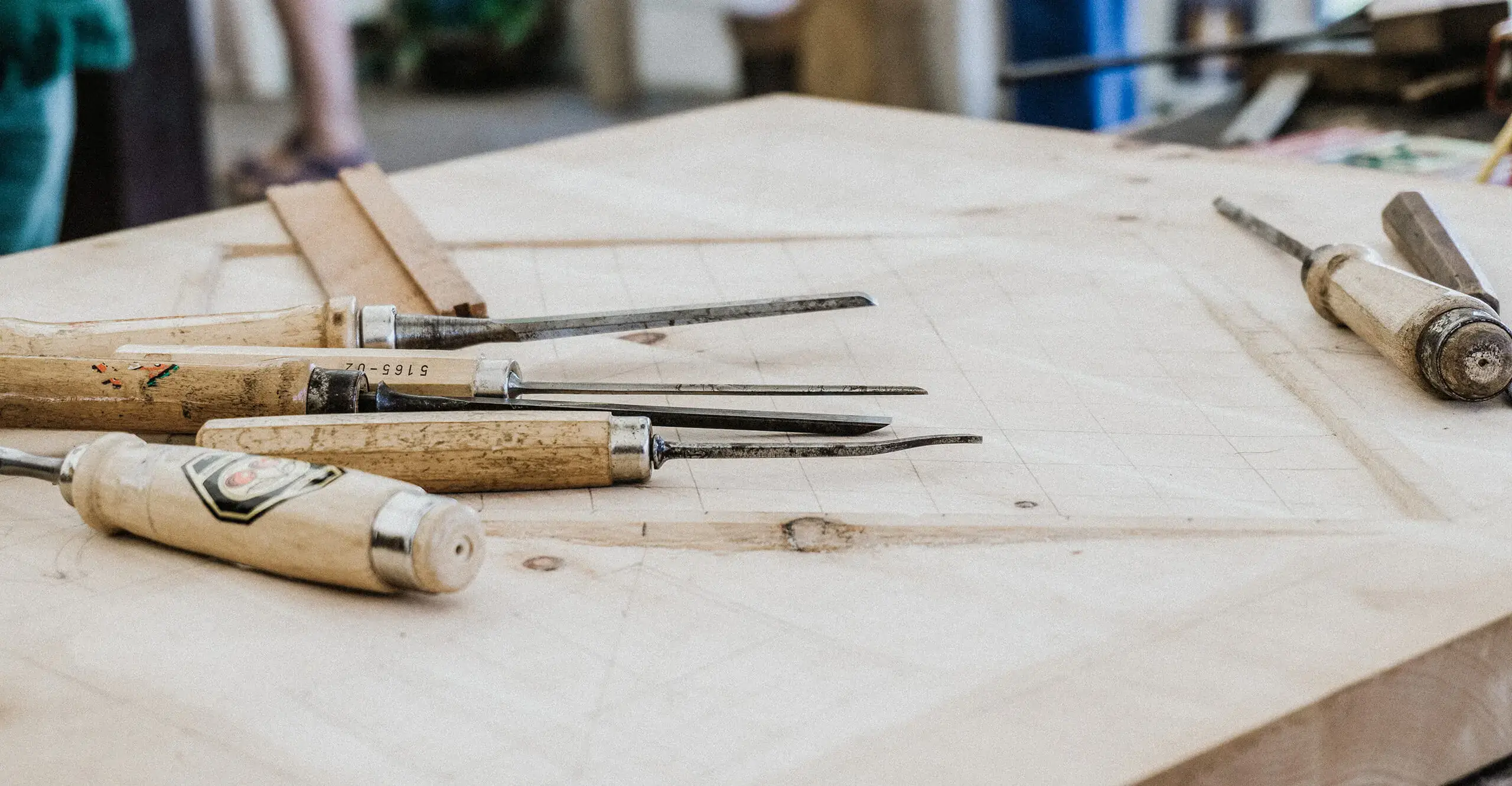 Traditionelles Arbeitsgerät in der Werkstatt von RM Holzbau – Spatel auf Werkbank