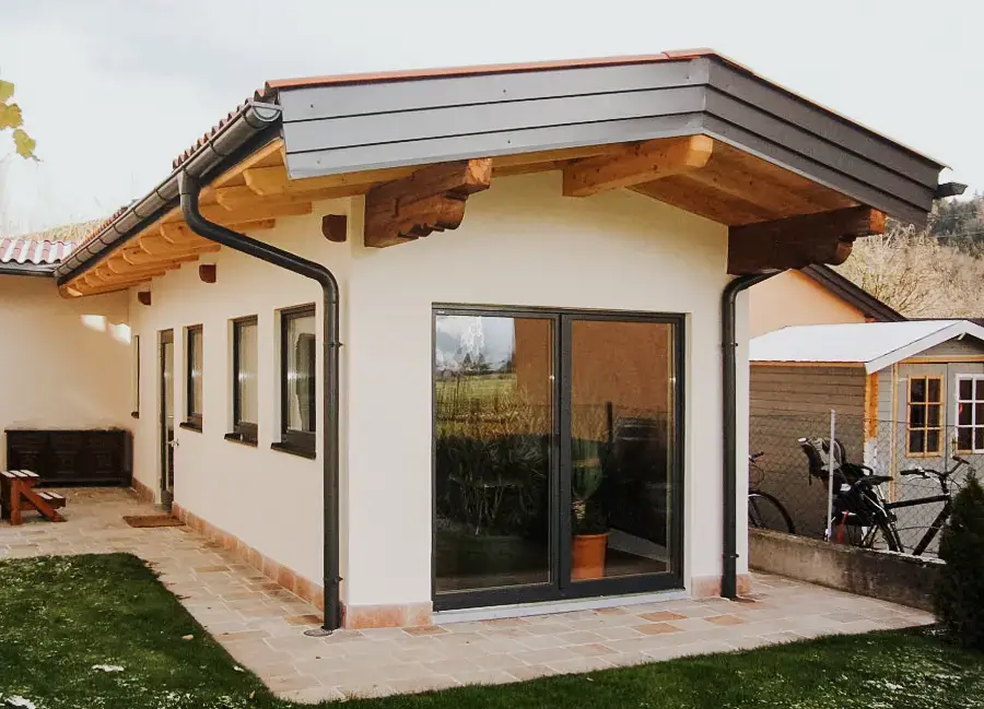 Wohnraumerweiterung mit sichtbarer Holzdachkonstruktion – umgesetzt von RM Holzbau